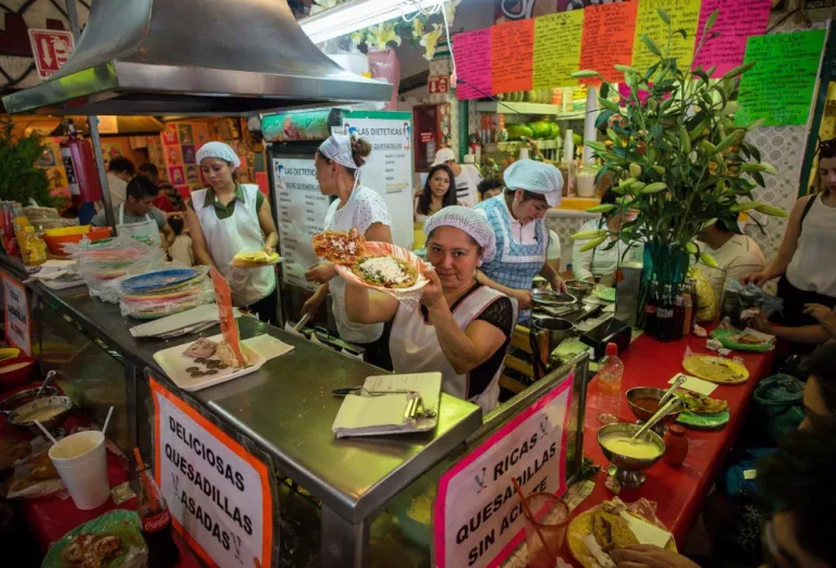 Comer como local: Conoce la GUÍA de Street Food con certificación de higiene en México 2026. Mercado Coyoacán