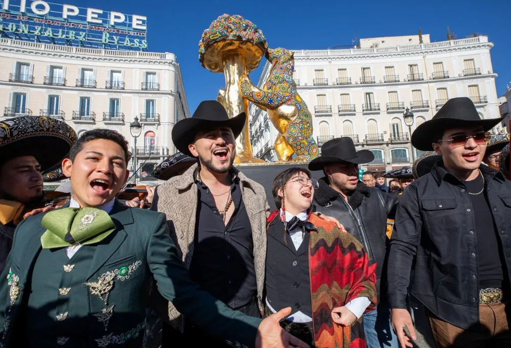 México lleva el arte wixárika a Madrid: César Menchaca une a México y España en la Puerta del Sol