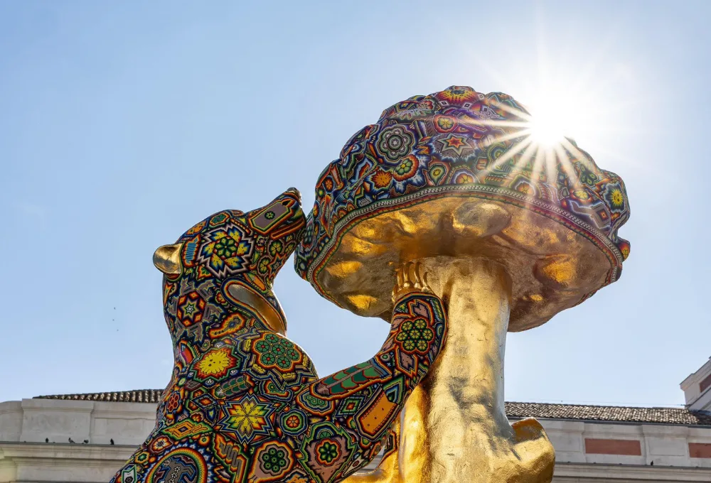 México lleva el arte wixárika a Madrid: César Menchaca une a México y España en la Puerta del Sol