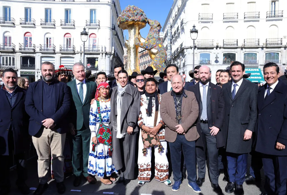 México lleva el arte wixárika a Madrid: César Menchaca une a México y España en la Puerta del Sol