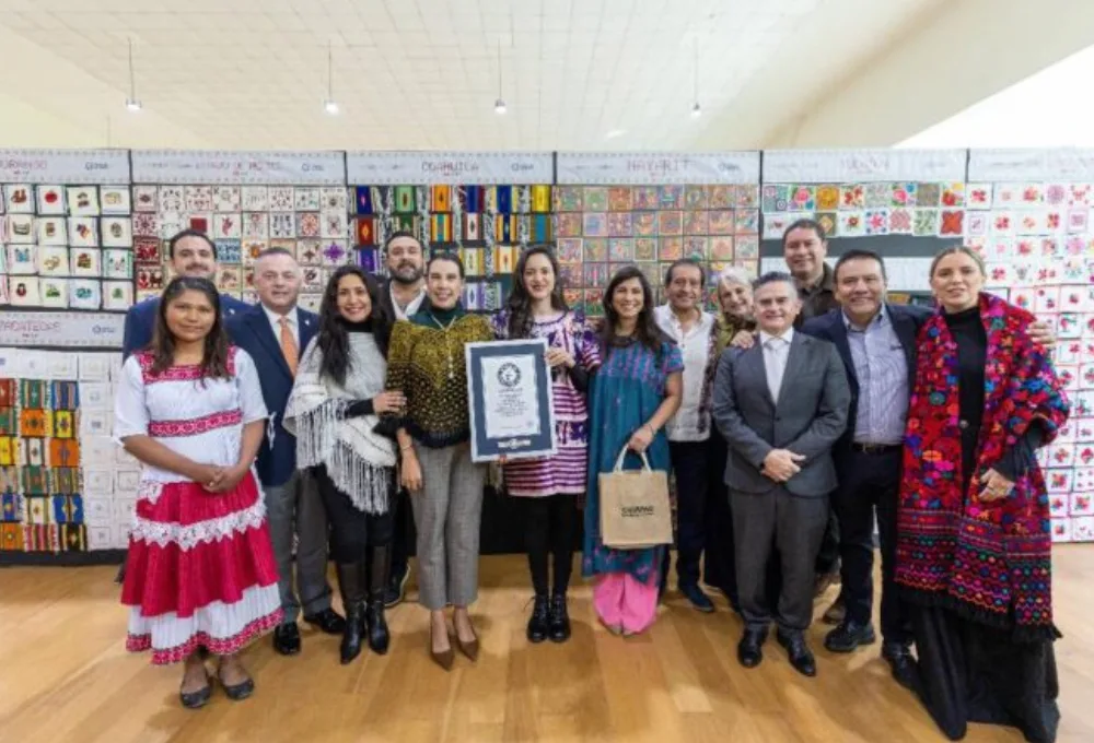Artesanas y artesanos de México tejen un Récord Guinness histórico