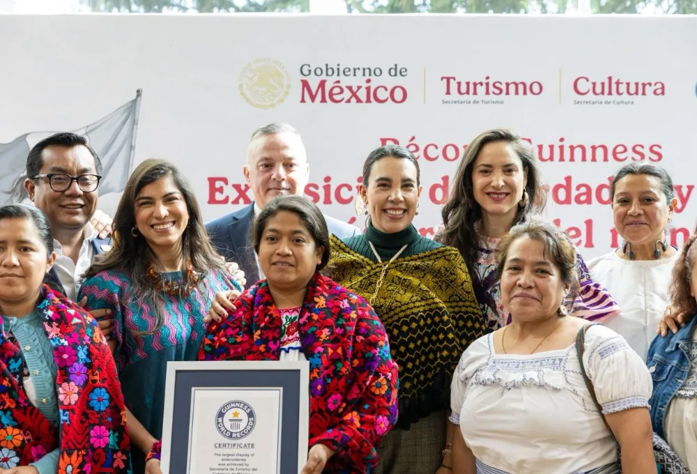 Artesanas y artesanos de México tejen un Récord Guinness histórico… ¡Mira la exposición de bordados y tejidos más grande del mundo!
