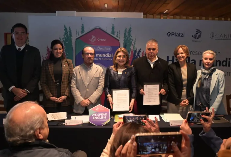 "Habla Mundial” es un programa nacional de capacitación y certificación en inglés impulsado por el Centro Nacional de Evaluación para la Educación Superior (CENEVAL), la Cámara Nacional de la Industria de Restaurantes y Alimentos Condimentados (CANIRAC) y la plataforma educativa Platzi.