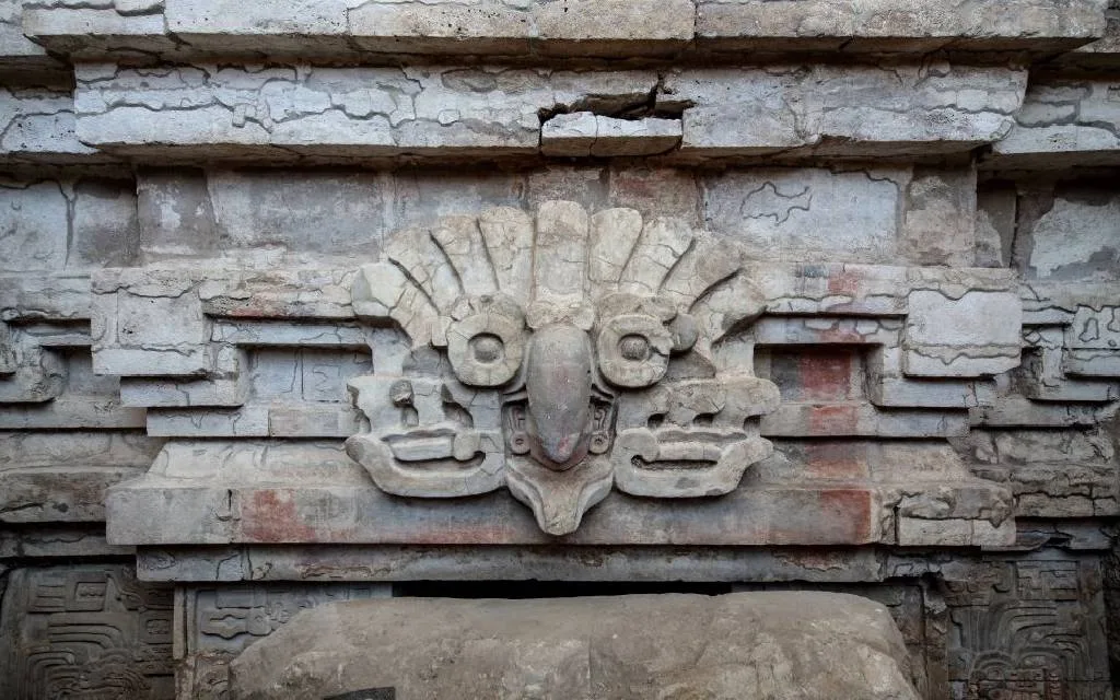 Conoce el descubrimiento de la Tumba de Huitzo, una tumba zapoteca de más de 1,400 años en los Valles Centrales de Oaxaca, considerada uno de los hallazgos arqueológicos más importantes. ¡Aquí te contamos los detalles!