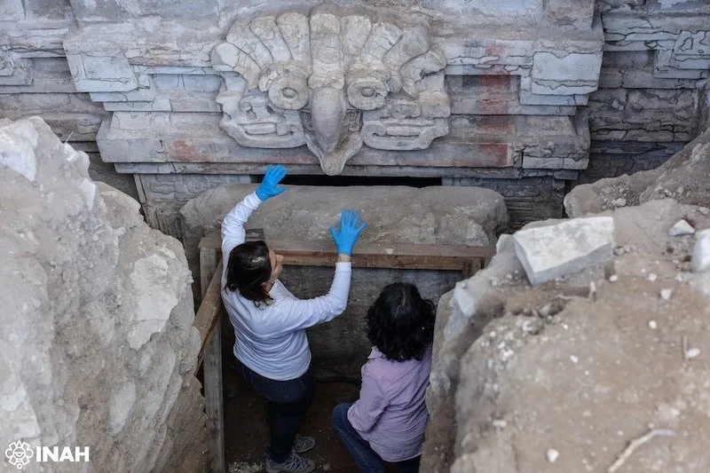 Conoce el descubrimiento de la Tumba de Huitzo, una tumba zapoteca de más de 1,400 años en los Valles Centrales de Oaxaca, considerada uno de los hallazgos arqueológicos más importantes. ¡Aquí te contamos los detalles!