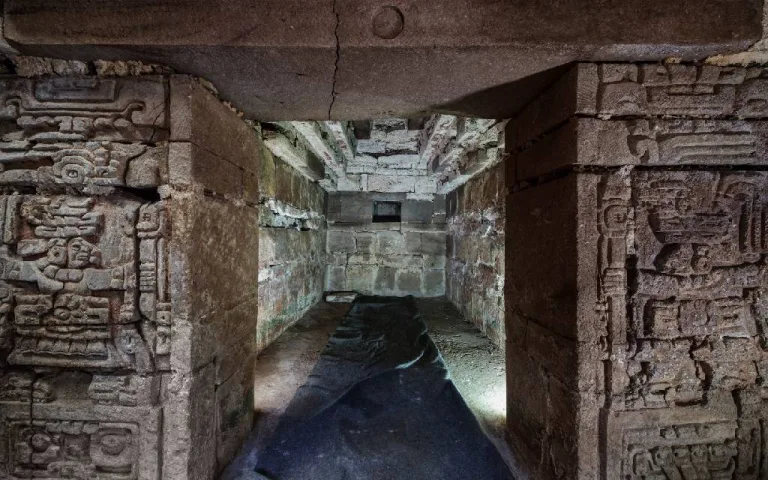 Conoce el descubrimiento de la Tumba de Huitzo, una tumba zapoteca de más de 1,400 años en los Valles Centrales de Oaxaca, considerada uno de los hallazgos arqueológicos más importantes. ¡Aquí te contamos los detalles!