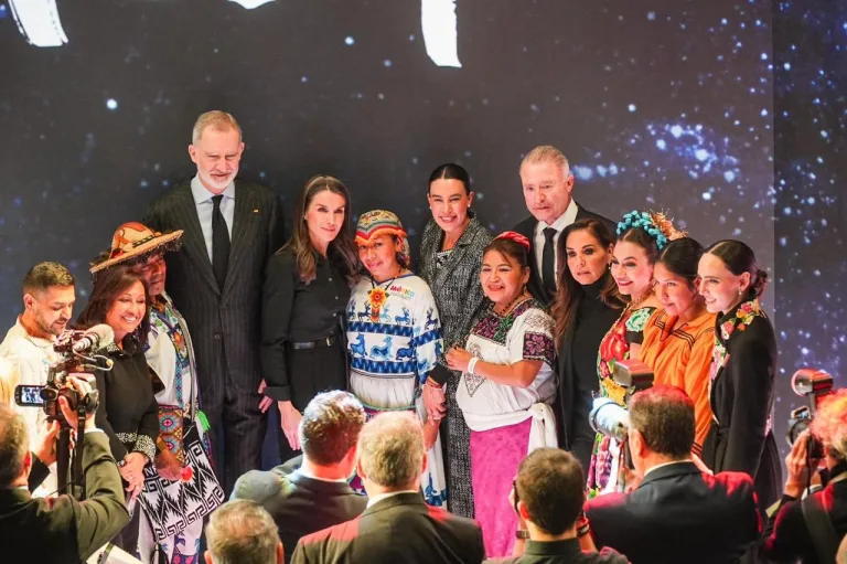 Conoce cómo México destacó en el segundo día de FITUR 2026, con una agenda enfocada en la diversidad cultural, el turismo comunitario y la presencia de pueblos originarios como embajadores turísticos, estrategias de promoción y objetivos globales en la feria más importante del turismo internacional.