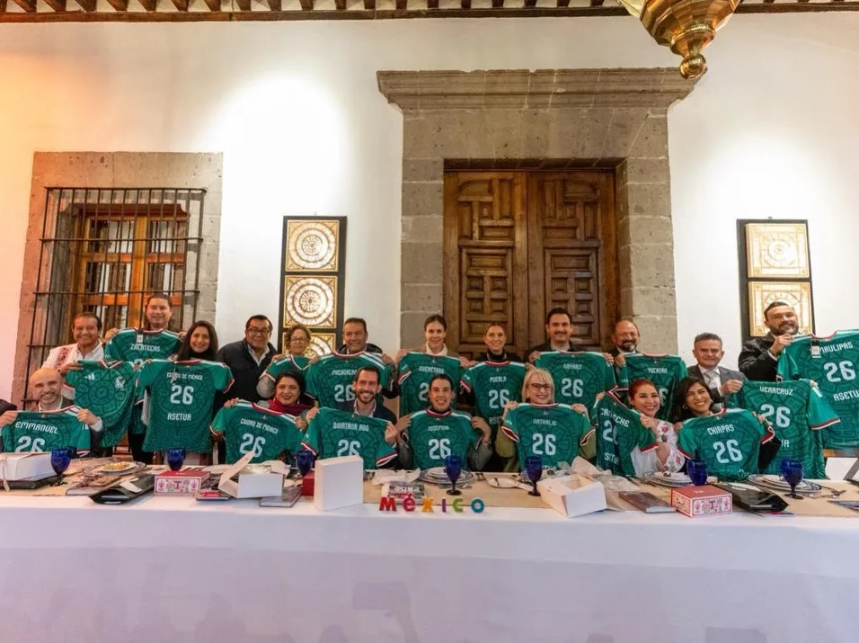 La Secretaría de Turismo afina su estrategia de promoción rumbo a FITUR 2026, uno de los encuentros turísticos más importantes del mundo, se reunió con los secretarios de turismo de todo el país y lanzó una licitación para fortalecer el apoyo operativo. Aquí te contamos los detalles.