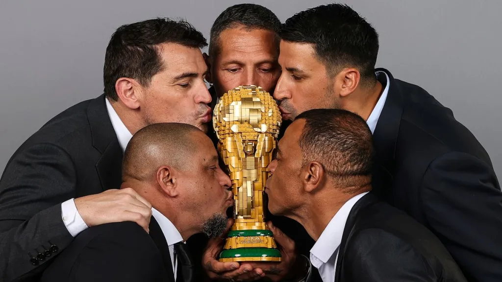 Descubre la nueva colaboración entre LEGO y la FIFA para la Copa Mundial FIFA 2026, presentada por leyendas del fútbol y diseñada para fans del deporte y la construcción creativa.