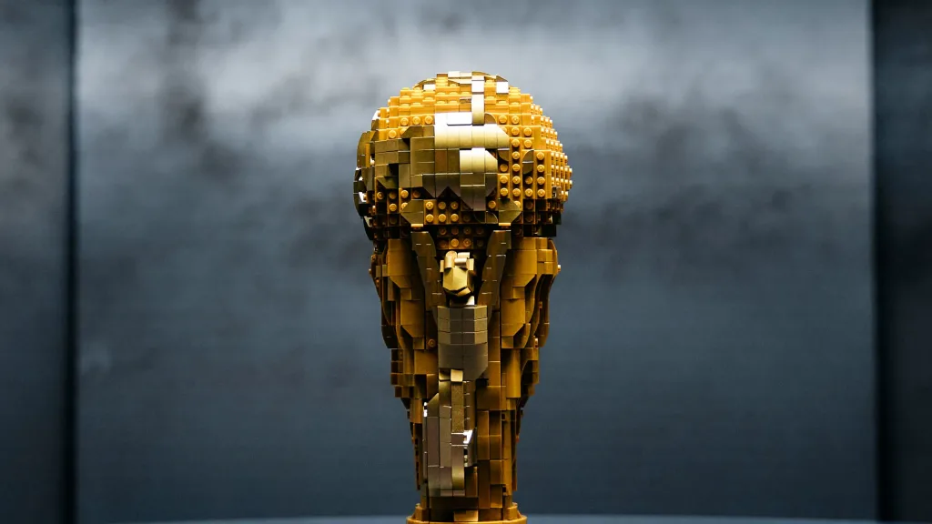 Descubre la nueva colaboración entre LEGO y la FIFA para la Copa Mundial FIFA 2026, presentada por leyendas del fútbol y diseñada para fans del deporte y la construcción creativa.