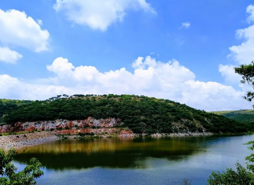 Juventino Rosas, Guanajuato, es un destino poco explorado que sorprende con su riqueza histórica, legado musical, arquitectura tradicional y gastronomía local. Ideal para viajeros curiosos que buscan experiencias auténticas fuera de las rutas turísticas tradicionales.
