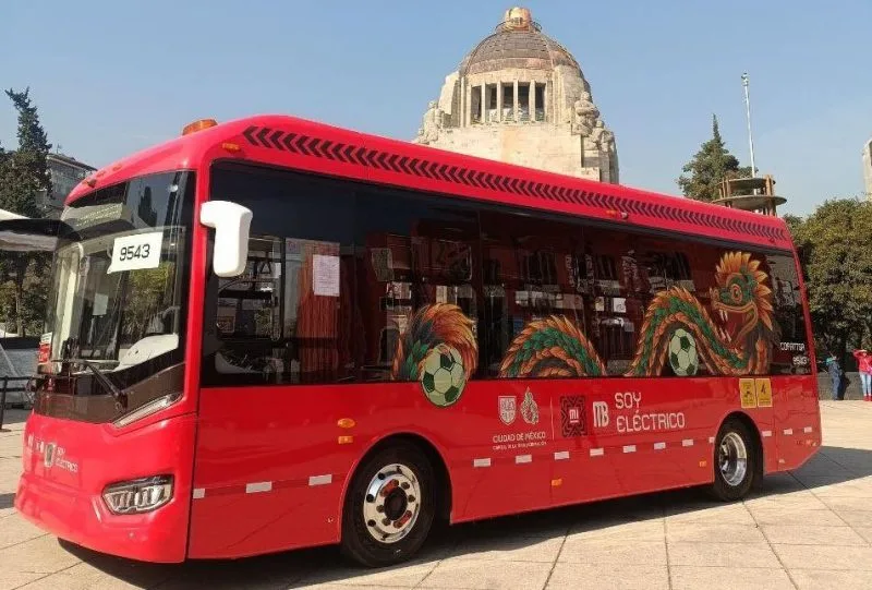 Conoce la nueva ruta Quetzalcóatl del Metrobús en la CDMX, que conecta el Aeropuerto Internacional de la Ciudad de México (AICM) con puntos clave del centro histórico y mejora la movilidad urbana con sus unidades. ¿Usarás esta nueva ruta?