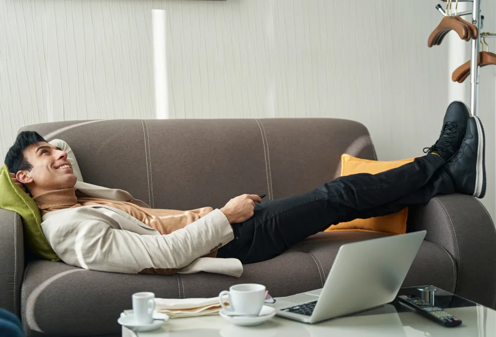 La física cuántica del “Ahorita”. Persona acostada sobre el sofá.