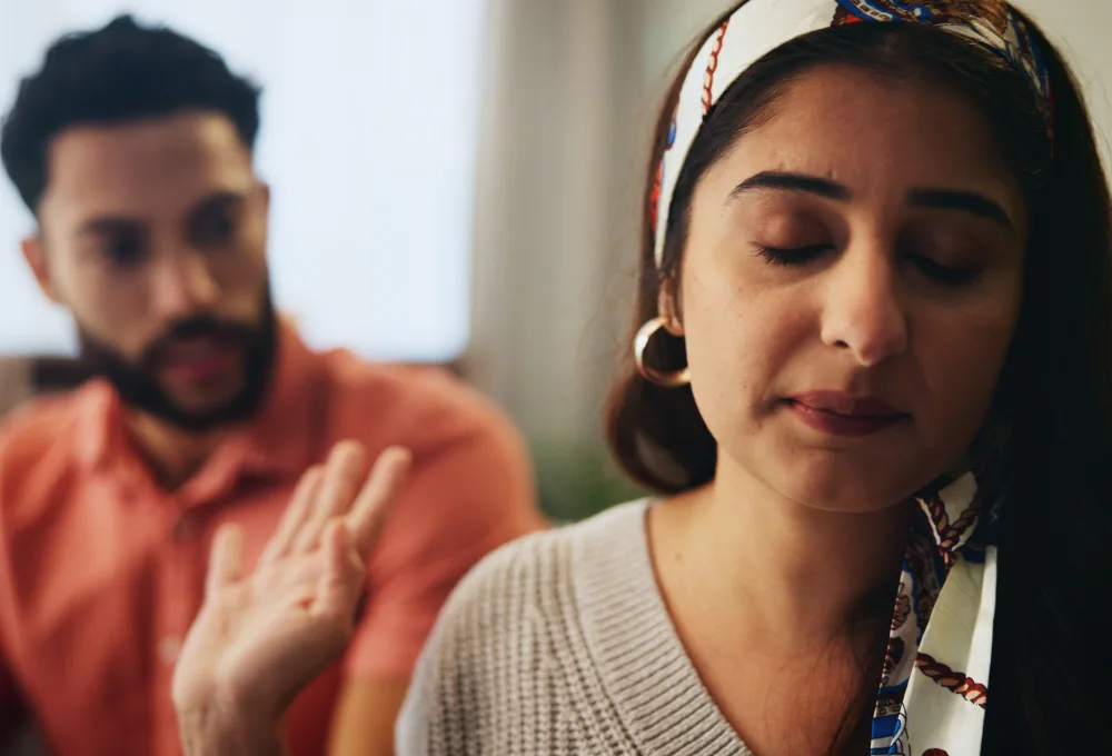 La física cuántica del “Ahorita”. Hombre se dirige a mujer.