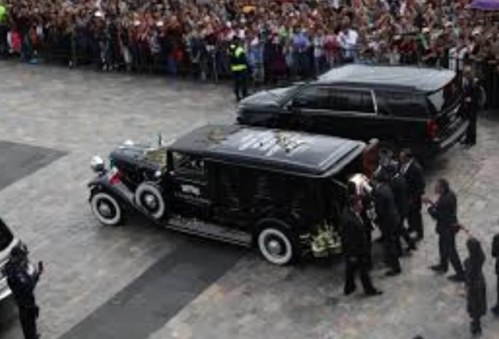 José José. Una parte de sus cenizas regresaron a la CDMX procedente de MIami para recibir un homenaje multitudinario en el Palacio de Bellas Artes.
