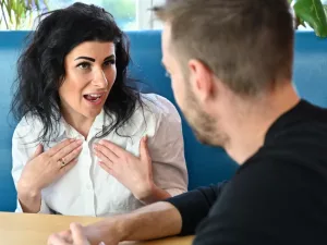 Descubre el origen y significado de “se fue como hilo de media”, una expresión popular mexicana. Historia, contexto cultural y explicación lingüística basada en estudios confiables. ¿La sigues diciendo?