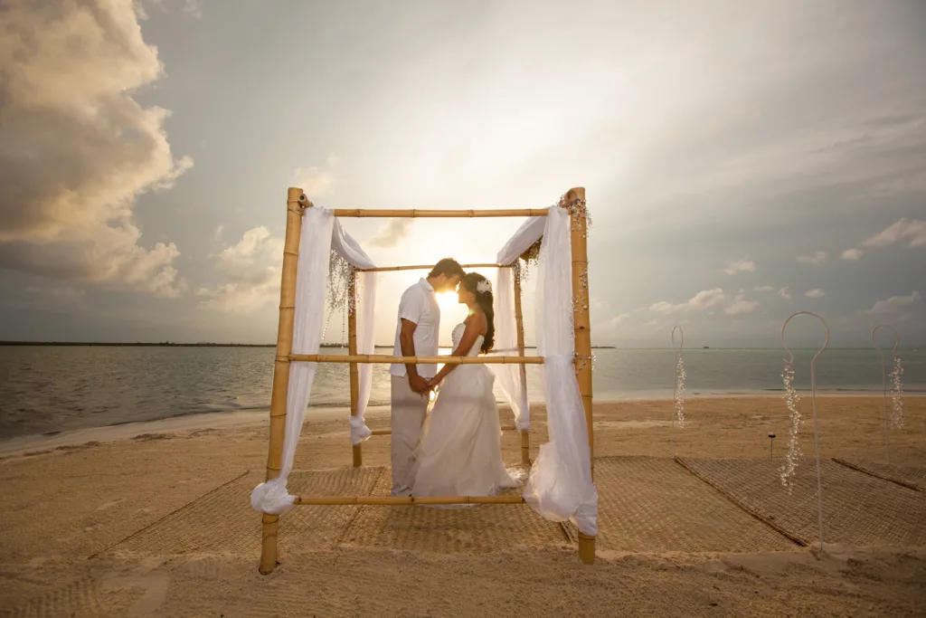 Descubre qué es el turismo de romance, sus características, cómo ha evolucionado y por qué México se está posicionando como un destino ideal para experiencias románticas como bodas, lunas de miel y escapadas en pareja.