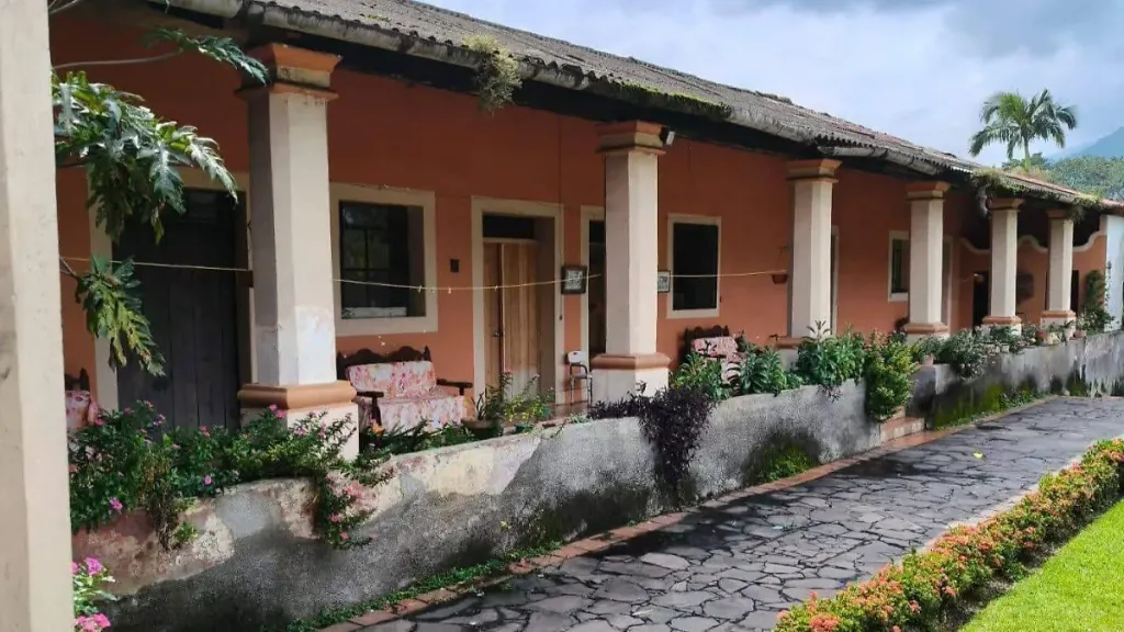 Descubre la historia de la Ex-Hacienda de Guadalupe en Veracruz, el sitio donde se sembró la primera mata de café en México. Aprende cómo llegó el café, por qué este lugar es importante y cómo puedes visitarlo. ¿Te vas a lanzar?