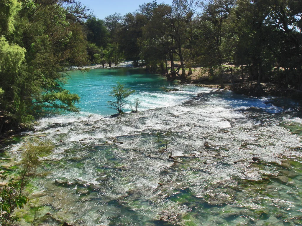 Descubre El Naranjo, en San Luis Potosí, el destino de aguas turquesa en la Huasteca Potosina que puedes visitar con accesos por menos de $100 pesos. Conoce sus cascadas y qué hacer en este paraíso natural. ¿Cuándo te lanzas?