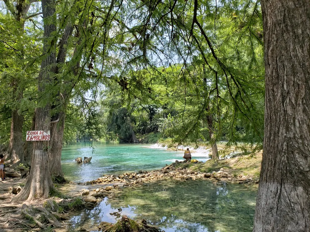 Descubre El Naranjo, en San Luis Potosí, el destino de aguas turquesa en la Huasteca Potosina que puedes visitar con accesos por menos de $100 pesos. Conoce sus cascadas y qué hacer en este paraíso natural. ¿Cuándo te lanzas?