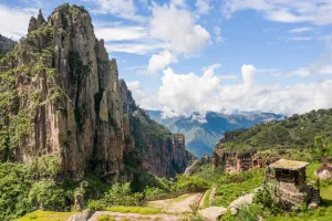 Descubre Guachochi, Pueblo Mágico de Chihuahua y puerta de entrada a la Sierra Tarahumara. Conoce la impresionante Barranca de Sinforosa, conocida como la Reina de las Barrancas, su historia, cultura rarámuri y atractivos naturales. ¿Te gustaría iniciar una nueva aventura?