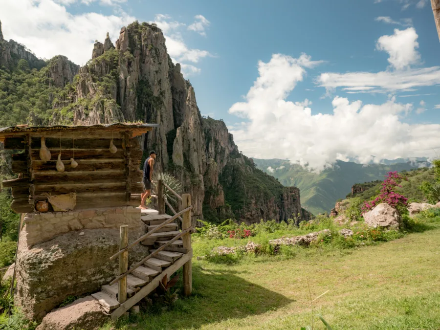 Descubre Guachochi, Pueblo Mágico de Chihuahua y puerta de entrada a la Sierra Tarahumara. Conoce la impresionante Barranca de Sinforosa, conocida como la Reina de las Barrancas, su historia, cultura rarámuri y atractivos naturales. ¿Te gustaría iniciar una nueva aventura?
