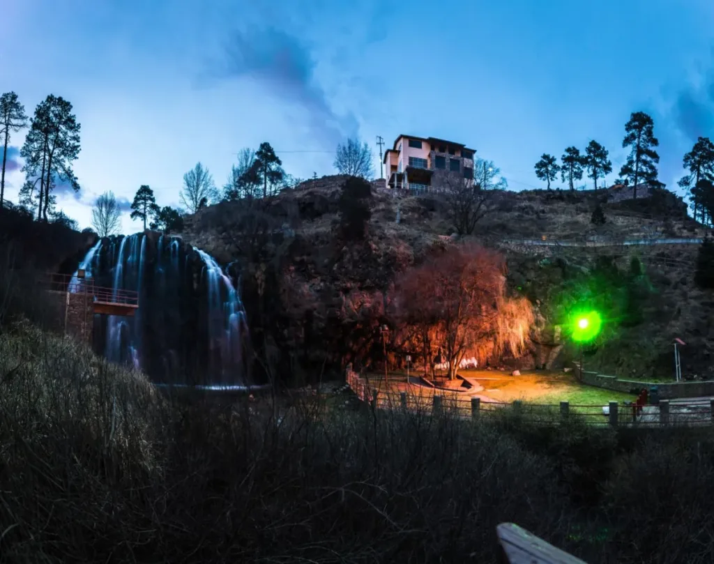Descubre Guachochi, Pueblo Mágico de Chihuahua y puerta de entrada a la Sierra Tarahumara. Conoce la impresionante Barranca de Sinforosa, conocida como la Reina de las Barrancas, su historia, cultura rarámuri y atractivos naturales. ¿Te gustaría iniciar una nueva aventura?