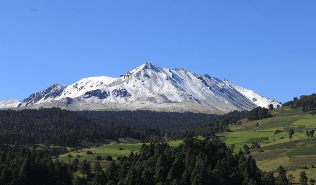 Descubre el Xinantécatl, el volcán donde puedes caminar dentro de su cráter. Conoce la historia, las leyendas del "Hombre Desnudo" y tips para una visita segura. ¿Cuándo empezarás la aventura?
