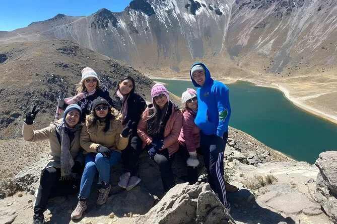 Descubre el Xinantécatl, el volcán donde puedes caminar dentro de su cráter. Conoce la historia, las leyendas del "Hombre Desnudo" y tips para una visita segura. ¿Cuándo empezarás la aventura?