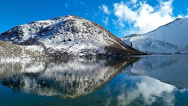 Descubre el Xinantécatl, el volcán donde puedes caminar dentro de su cráter. Conoce la historia, las leyendas del "Hombre Desnudo" y tips para una visita segura. ¿Cuándo empezarás la aventura?