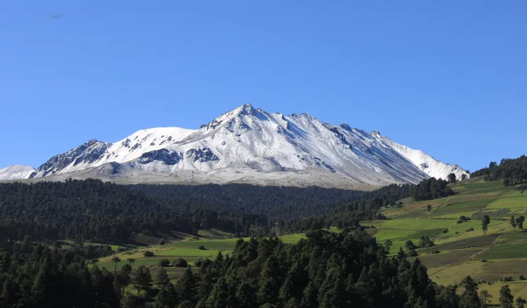 Descubre el Xinantécatl, el volcán donde puedes caminar dentro de su cráter. Conoce la historia, las leyendas del "Hombre Desnudo" y tips para una visita segura. ¿Cuándo empezarás la aventura?