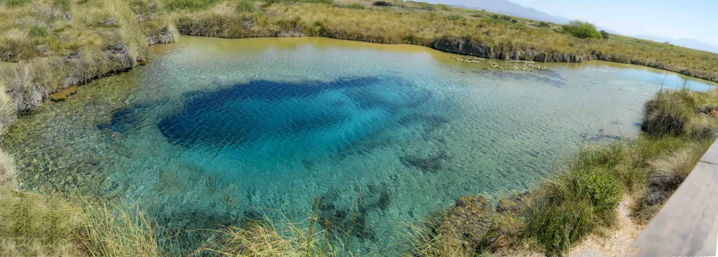 ¡Viaja al origen de la vida! Explora las pozas turquesas y dunas de yeso en Cuatro Ciénegas, Coahuila. Guía de viaje, historia y tips de turismo responsable. ¿Te gustaría ir?