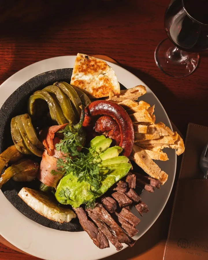 Descubre La Escondida en La Marquesa, un restaurante mexicano rodeado de bosque que parece sacado de Japón. Conoce su historia, ubicación, experiencia gastronómica y por qué es uno de los secretos mejor guardados cerca de Santa Fe. ¿Ya fuiste?