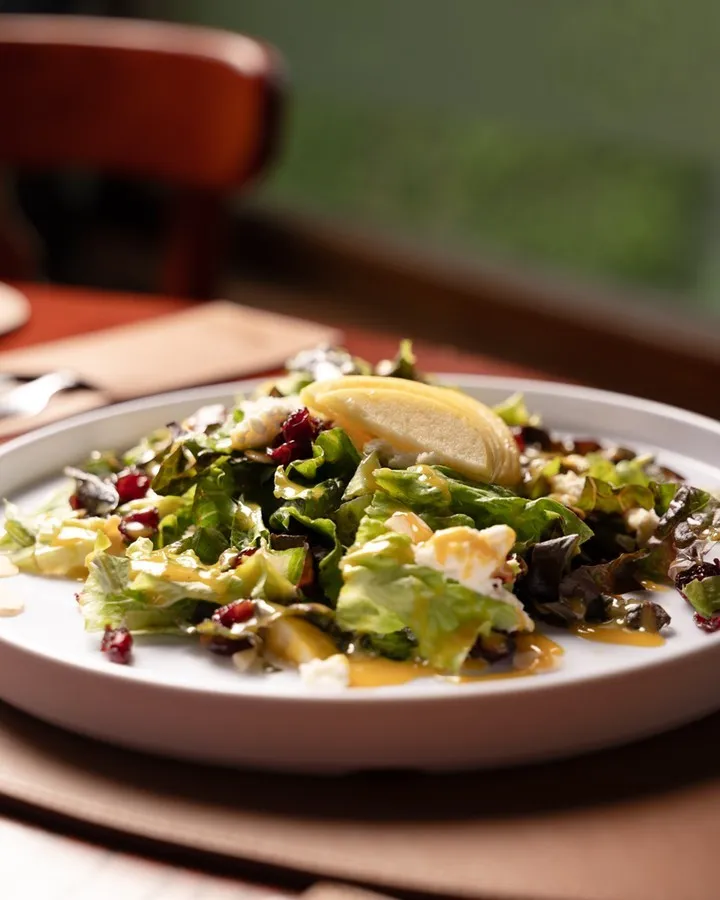 Descubre La Escondida en La Marquesa, un restaurante mexicano rodeado de bosque que parece sacado de Japón. Conoce su historia, ubicación, experiencia gastronómica y por qué es uno de los secretos mejor guardados cerca de Santa Fe. ¿Ya fuiste?