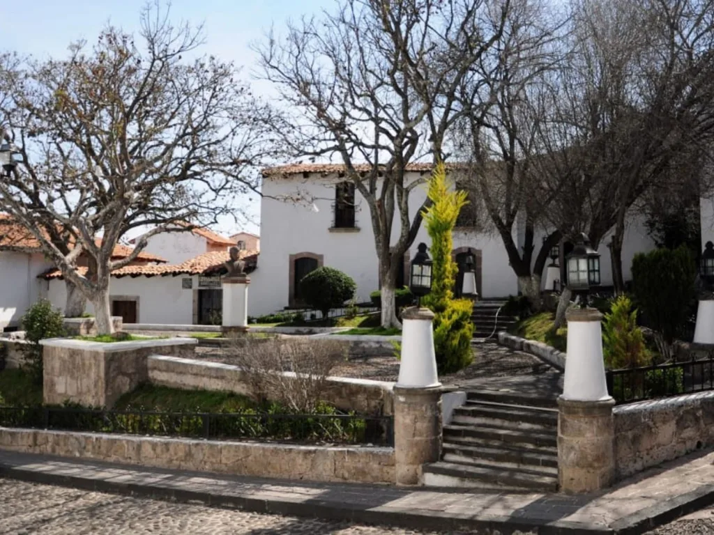 Descubre la Ruta del Camino Real en el Estado de México, un road trip lleno de historia virreinal, leyendas de fantasmas, arquitectura de cantera y tradición pulquera. Conoce qué ver, su origen y por qué es un viaje imperdible.