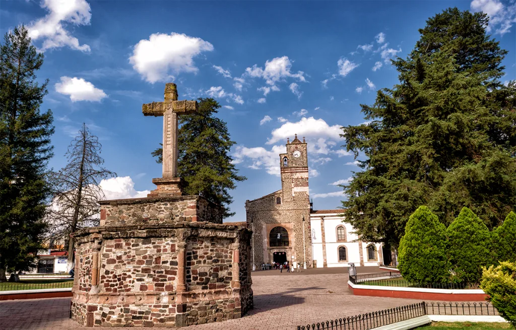 Descubre la Ruta del Camino Real en el Estado de México, un road trip lleno de historia virreinal, leyendas de fantasmas, arquitectura de cantera y tradición pulquera. Conoce qué ver, su origen y por qué es un viaje imperdible.