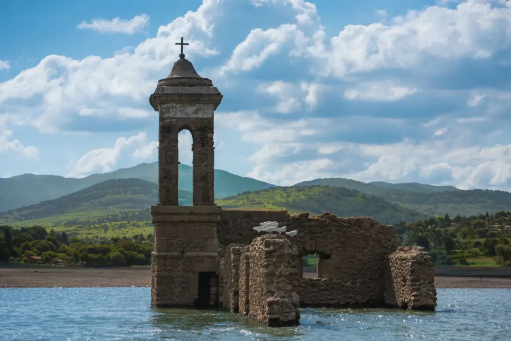 Descubre la Ruta del Camino Real en el Estado de México, un road trip lleno de historia virreinal, leyendas de fantasmas, arquitectura de cantera y tradición pulquera. Conoce qué ver, su origen y por qué es un viaje imperdible.