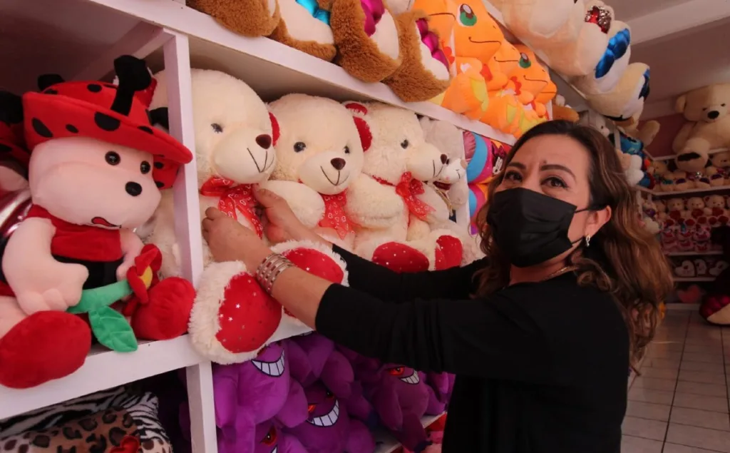 Descubre por qué Xonacatlán, Estado de México, es conocida como la “Ciudad del Peluche” en México y el destino perfecto para comprar regalos tiernos este Día del Amor y la Amistad. ¿Comprarías un peluche ahí?