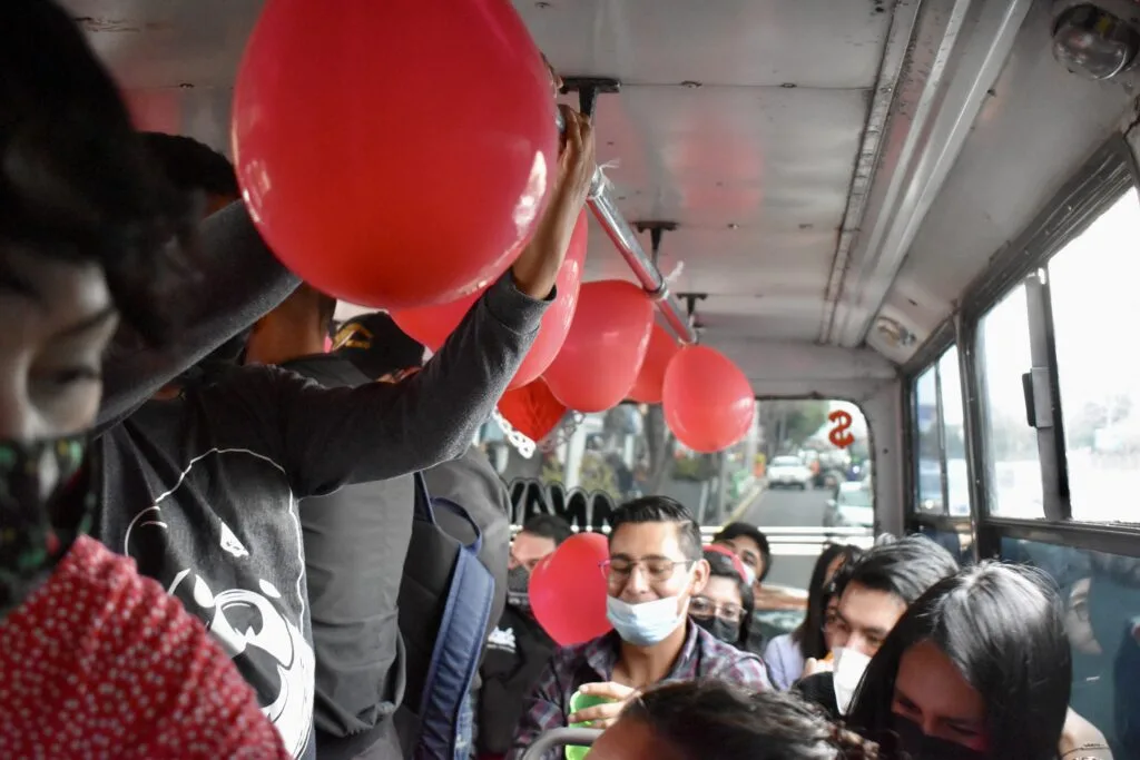 Descubre qué es el “Tour del Amor del microbús pulquero” en la CDMX, cuánto dura, qué incluye y por qué se ha convertido en una experiencia diferente para celebrar San Valentín en la capital. ¿Te vas a lanzar?