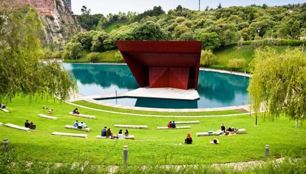 Descubre 5 planes al aire libre para disfrutar la primavera en CDMX: picnic en el Museo Tamayo, Parque Masayoshi Ohira, brunch en Desierto Norte, cine en la Cineteca y paseo en La Mexicana. ¿A cuál irás?