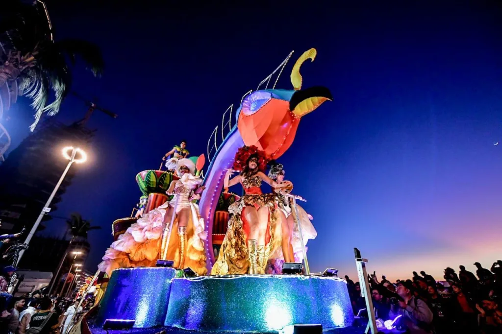 Descubre por qué el Carnaval de Mazatlán es uno de los más famosos del mundo. Conoce su historia, tradiciones, eventos principales y cómo vivir esta fiesta única frente al mar en Sinaloa.
