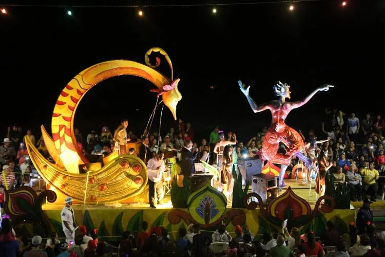 Descubre por qué el Carnaval de Mazatlán es uno de los más famosos del mundo. Conoce su historia, tradiciones, eventos principales y cómo vivir esta fiesta única frente al mar en Sinaloa.