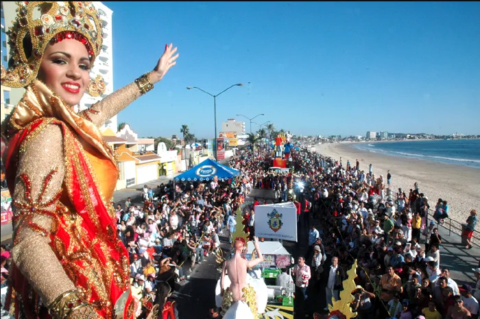 Descubre por qué el Carnaval de Mazatlán es uno de los más famosos del mundo. Conoce su historia, tradiciones, eventos principales y cómo vivir esta fiesta única frente al mar en Sinaloa.