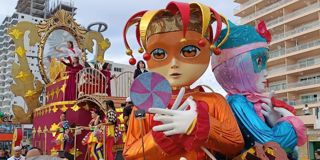 Descubre por qué el Carnaval de Mazatlán es uno de los más famosos del mundo. Conoce su historia, tradiciones, eventos principales y cómo vivir esta fiesta única frente al mar en Sinaloa.