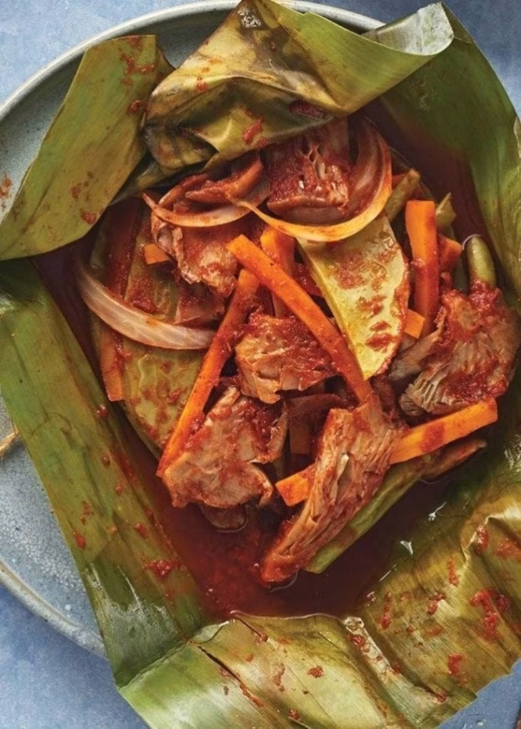 Descubre por qué este lugar es considerado el mejor lugar para probar mixiotes de maguey en México. Conoce su historia, técnica ancestral de preparación, festivales gastronómicos y consejos para visitarlo. ¿Vas a lanzarte a probarlos?