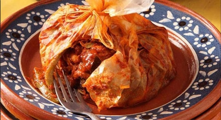 Descubre por qué este lugar es considerado el mejor lugar para probar mixiotes de maguey en México. Conoce su historia, técnica ancestral de preparación, festivales gastronómicos y consejos para visitarlo. ¿Vas a lanzarte a probarlos?