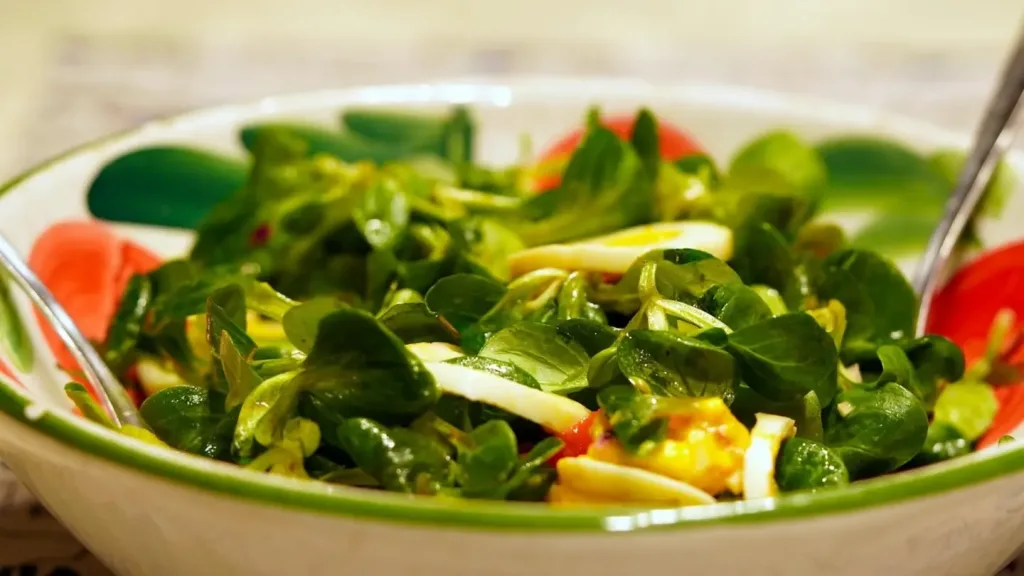 ¡Mucho más que "hierbas"! Descubre por qué los quelites son el superalimento mexicano definitivo en 2026. Conoce su historia milenaria, su asombroso valor nutricional y cómo están conquistando a la alta cocina. ¿Los has probado?