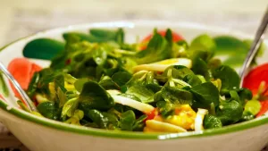 ¡Mucho más que "hierbas"! Descubre por qué los quelites son el superalimento mexicano definitivo en 2026. Conoce su historia milenaria, su asombroso valor nutricional y cómo están conquistando a la alta cocina. ¿Los has probado?