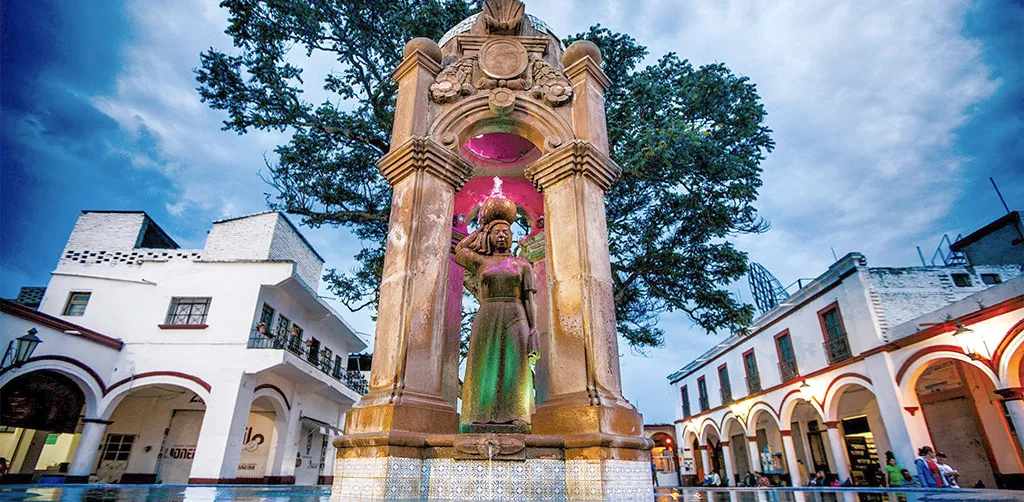 Descubre Jiquilpan, famoso por su delicioso pescado en chile colorado preparado especialmente durante la Cuaresma. Conoce su historia, gastronomía, atractivos culturales y por qué es un destino imperdible para los amantes del turismo gastronómico.