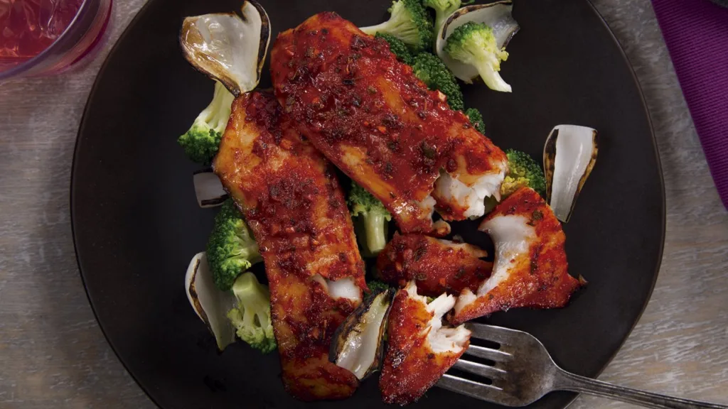 Descubre Jiquilpan, famoso por su delicioso pescado en chile colorado preparado especialmente durante la Cuaresma. Conoce su historia, gastronomía, atractivos culturales y por qué es un destino imperdible para los amantes del turismo gastronómico.